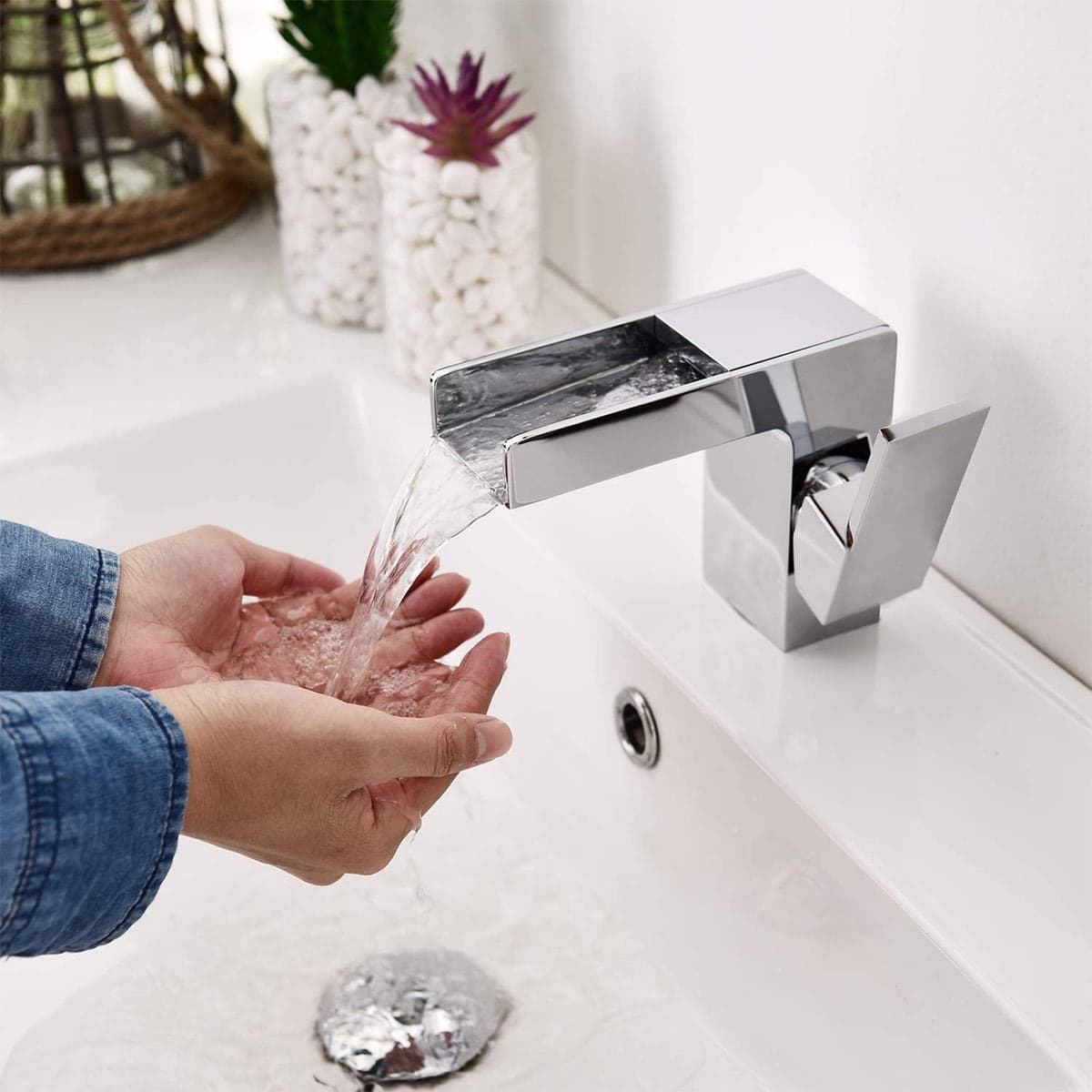 RUBY NIAGRA SINGLE HOLE BATHROOM FAUCET CHROME